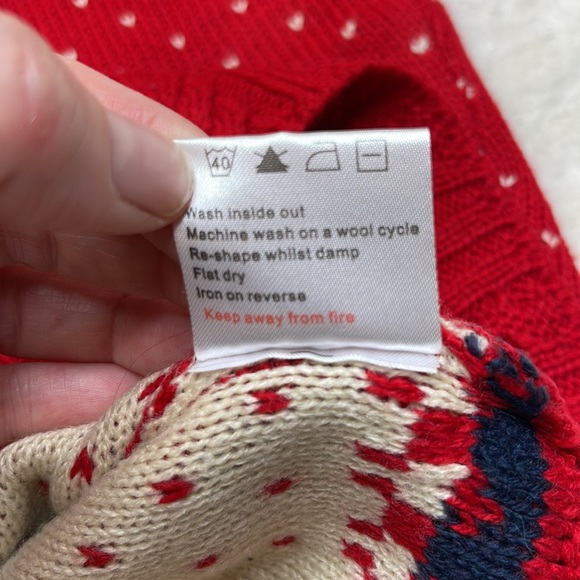 V28 Merry Christmas Sweater with Reindeer Size Small - Picture 4 of 9